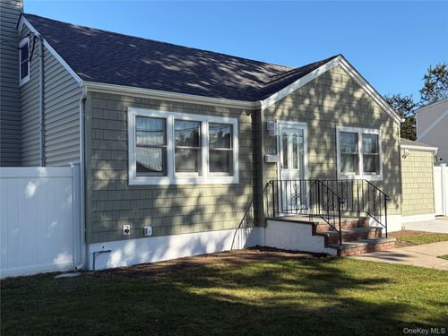 904 11th St, West Babylon, NY, 11704-3610 | Card Image