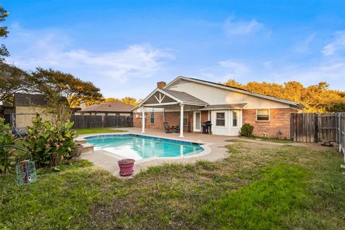 5501 Wood View St, North Richland Hills, TX, 76180-6633 | Card Image