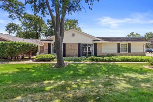 5300 Woodbridge Ln S, Greenfield, WI, 53221-3234 | Card Image