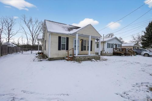 5227 Dania St, Flint, MI, 48532-4118 | Card Image