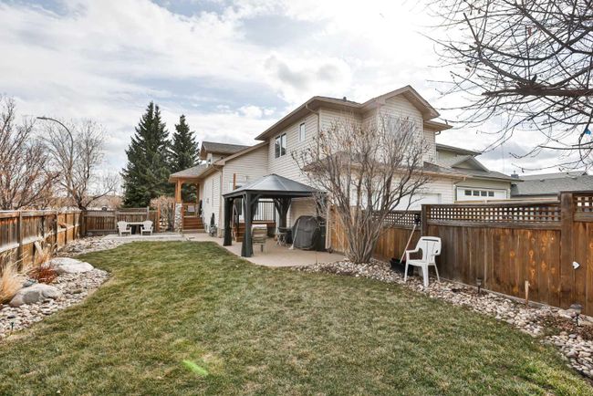 39 Grand River Boulevard W, Home with 4 bedrooms, 3 bathrooms and 4 parking in Lethbridge AB | Image 3