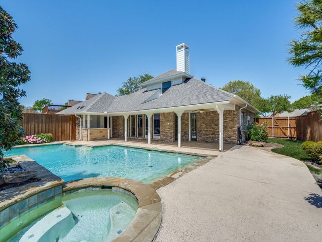 View towards the home and enclosed side yard. | Image 20