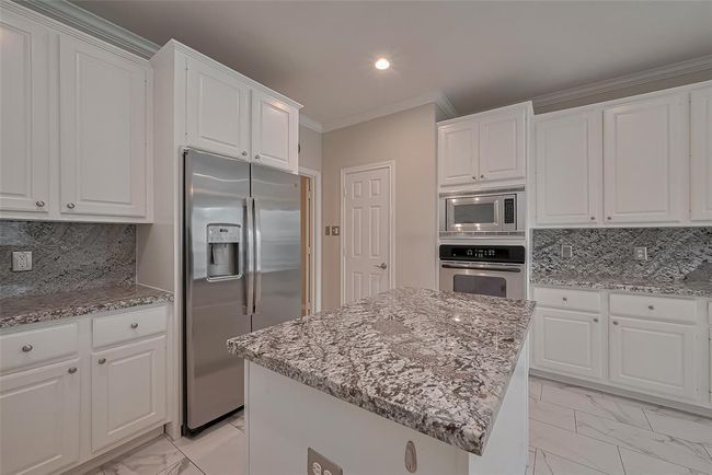 Stainsteel appliances. | Image 12