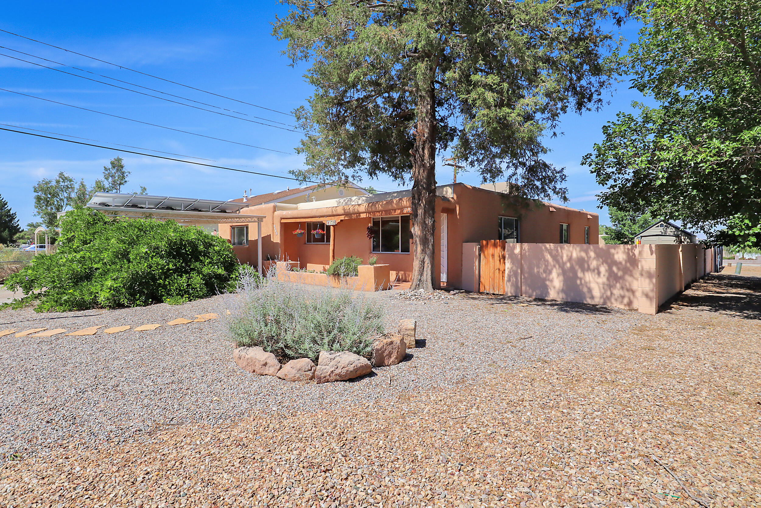 Hendola Dr, Albuquerque, NM 87110