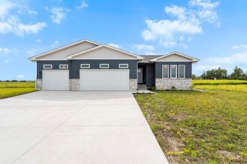130 Moonlight Dr, Waterloo, IA, 50701-5738 | Card Image