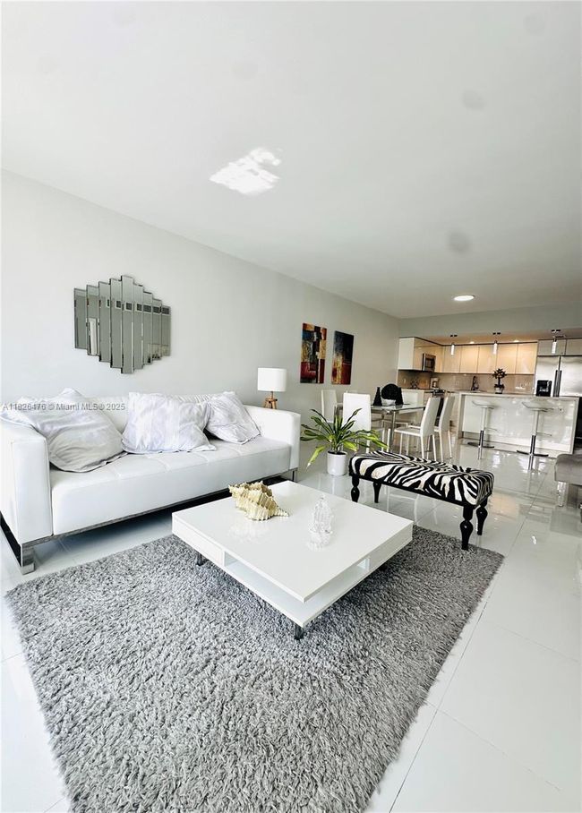 APT-911 - 19390 Collins Ave, Condo with 2 bedrooms, 1 bathrooms and null parking in Sunny Isles Beach FL | Image 7