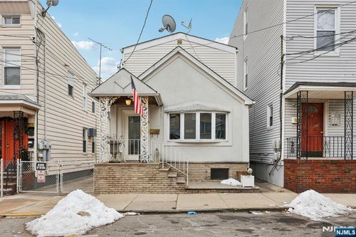 18 Patterson St, Harrison, NJ, 07029-1420 | Card Image