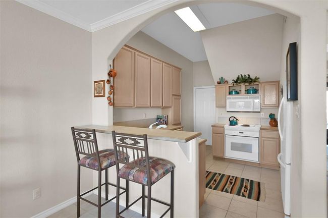 Sit up breakfast bar is perfect for a quick bite before heading out for a day on the water. | Image 9