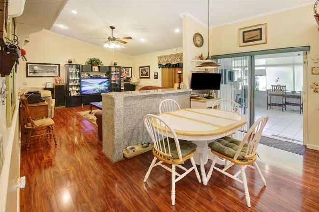 Kitchen/Family room | Image 12