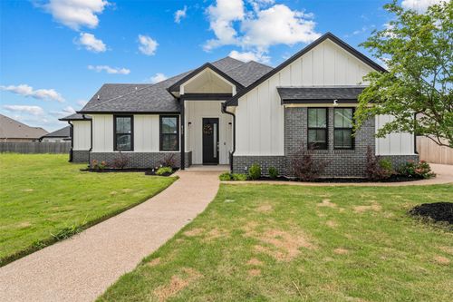 820 Forward Pass Dr, Hewitt, TX, 76643-3071 | Card Image