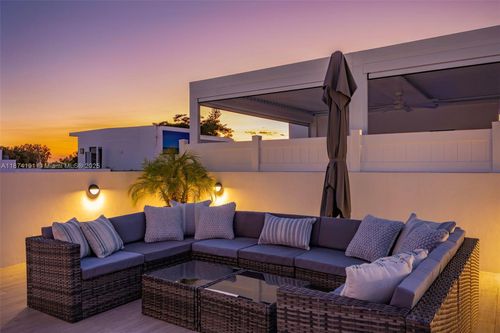 2679 Ne 8th Ave, Wilton Manors, FL, 33334-2520 | Card Image