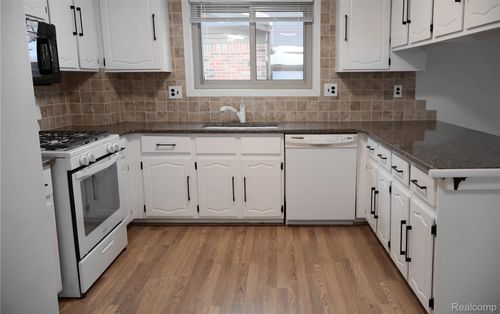 3455 Harmony Dr, Troy, MI, 48083-5549 | Card Image