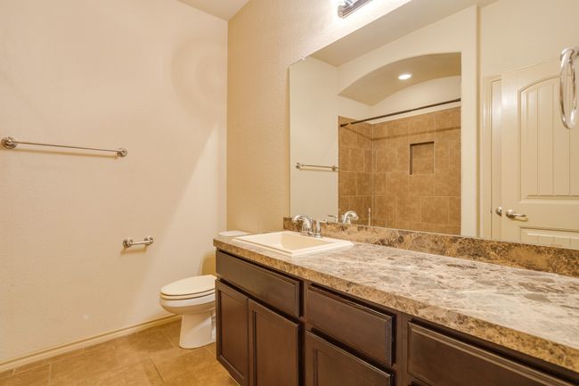 Hall Bathroom | Image 16