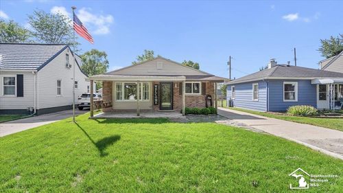 13637 Wright St, Gibraltar, MI, 48173-9567 | Card Image