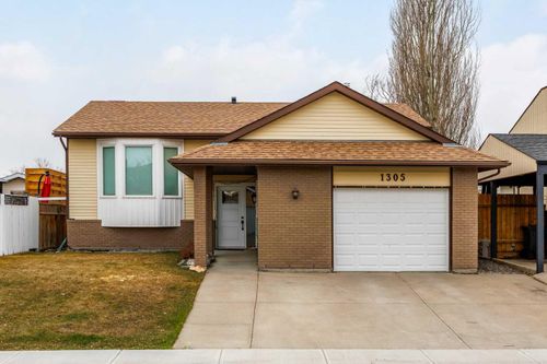 1305 10 Ave Se, High River, AB, T1V1L4 | Card Image