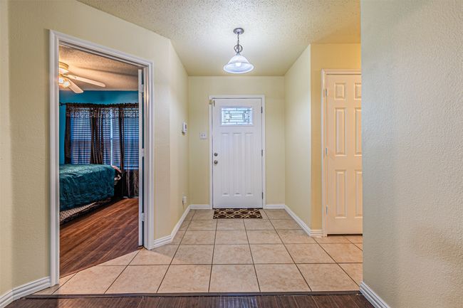 Well-lit Foyer entrance | Image 16