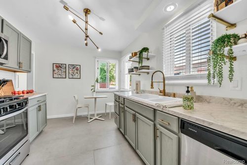 19195 Mallina St, Grosse Pointe, MI, 48236-2023 | Card Image