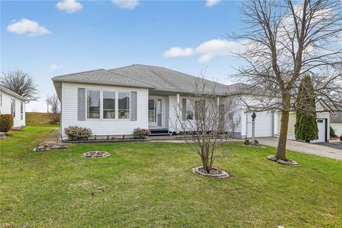 39 Summit Cres, New Hamburg, ON, N3A2G4 | Card Image