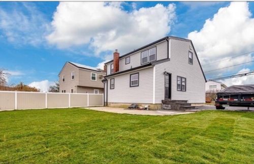 831 Atlantic St, Lindenhurst, NY, 11757-6210 | Card Image