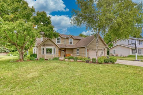 W227N2527 Meadowood Lane, PEWAUKEE, WI, 53186 | Card Image