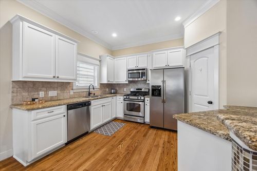 1017 W 16th St, Houston, TX, 77008-3427 | Card Image