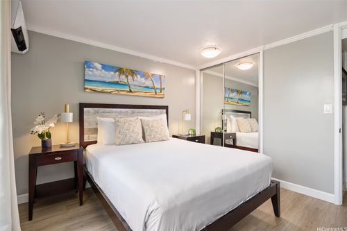404-2425 Kuhio Ave, Honolulu, HI, 96815-3301 | Card Image