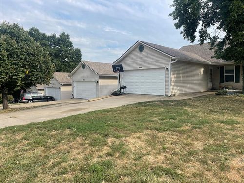 8201 Chas Cir, Pleasant Valley, MO, 64068-8646 | Card Image