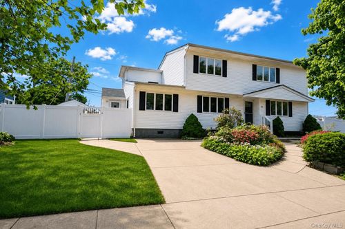 25 Whitetail Ln, Commack, NY, 11725-3225 | Card Image