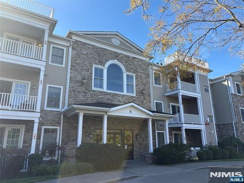 5 Tenakill Park E, Cresskill, NJ, 07626-2062 | Card Image