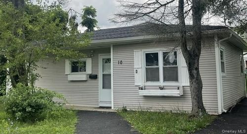 10 Croydon Rd, Amityville, NY, 11701-2010 | Card Image