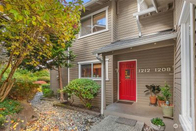 1212 100th Place Ne, Townhouse with 2 bedrooms, 2 bathrooms and 2 parking in Bellevue WA | Image 2