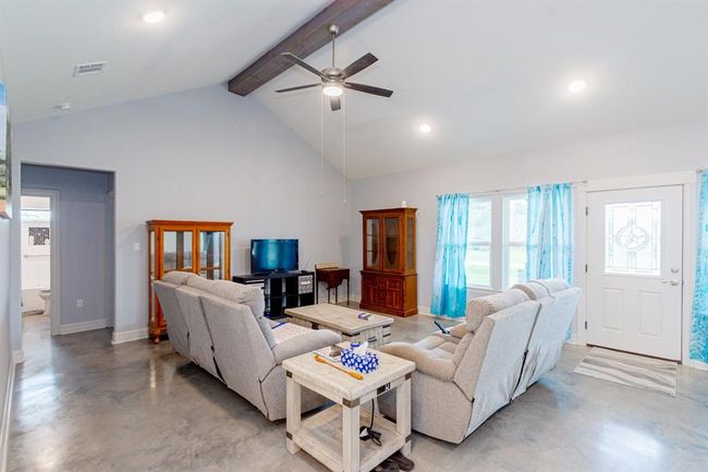 202 Horse Shoe Trl, House other with 3 bedrooms, 2 bathrooms and 2 parking in Angleton TX | Image 9