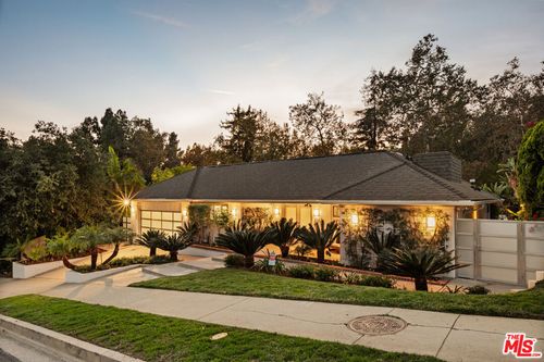 2143 N Hobart Blvd, Los Angeles, CA, 90027-1002 | Card Image