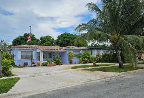 648 E 28th St, Hialeah, FL, 33013-3614 | Card Image