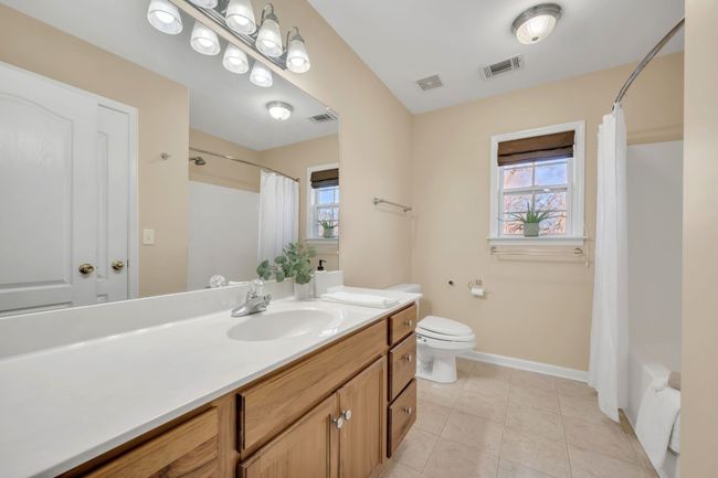 LARGE Guest Bathroom w/ Combo Tub/Shower | Image 32