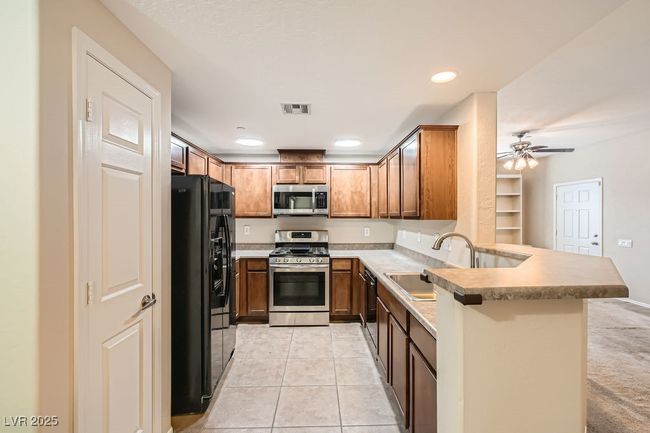 Kitchen with Breakfast Bar. | Image 4