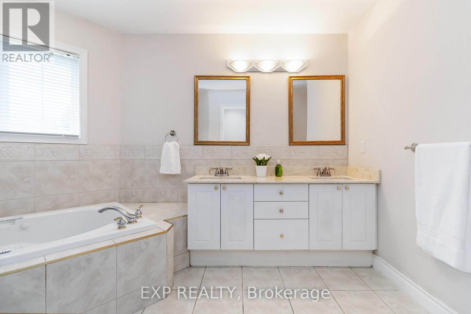 Residential in Burlington (Tyandaga) 3