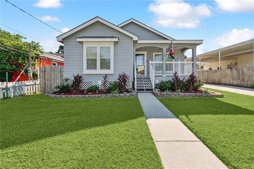 15 E Chalmette Cir, Chalmette, LA, 70043-4642 | Card Image