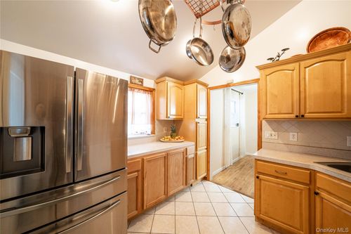 72 Cranberry St, Central Islip, NY, 11722-4922 | Card Image