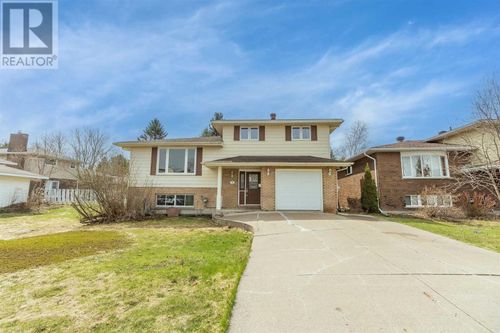 7 Golf Range Cres, Sault Ste. Marie, ON, P6A6A4 | Card Image