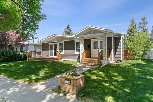 1424 Northmount Dr Nw, Calgary, AB, T2L0G2 | Card Image