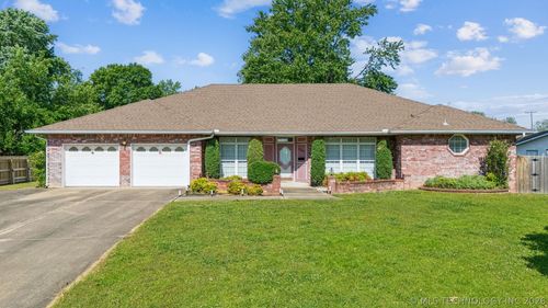 1307 N Douglas Dr, Claremore, OK, 74017-4623 | Card Image