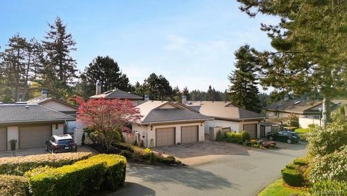 4-901 Kentwood Lane, Saanich, BC, V8Y2Y5 | Card Image