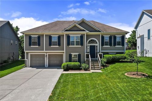 9704 N Donnelly Ave, Kansas City, MO, 64157-9236 | Card Image