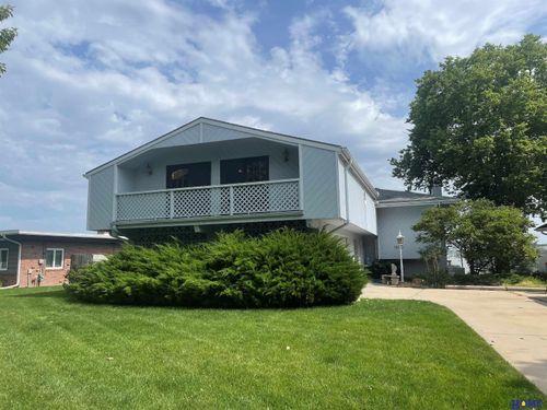1800 Surfside Dr, Lincoln, NE, 68528-1748 | Card Image