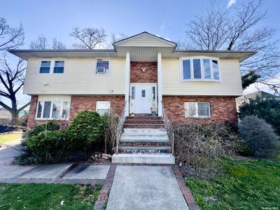 2842 Dahlia Avenue, Home with 5 bedrooms, 3 bathrooms and null parking in Baldwin NY | Image 1