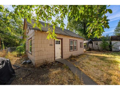 214 N Peach St, Medford, OR, 97501-2545 | Card Image