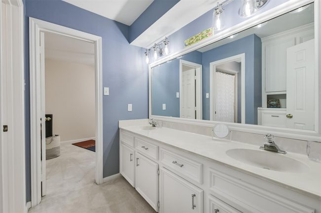 Clean and crisp 2nd Full Bath | Image 31