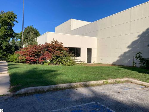 1621 Keane Dr, Traverse City, MI, 49696-8257 | Card Image