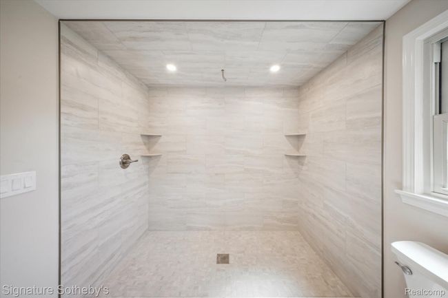 20-2200-Brenthaven-Dr-Bloomfield-Hills-MI-48304-WindowStill-13.jpg | Image 17